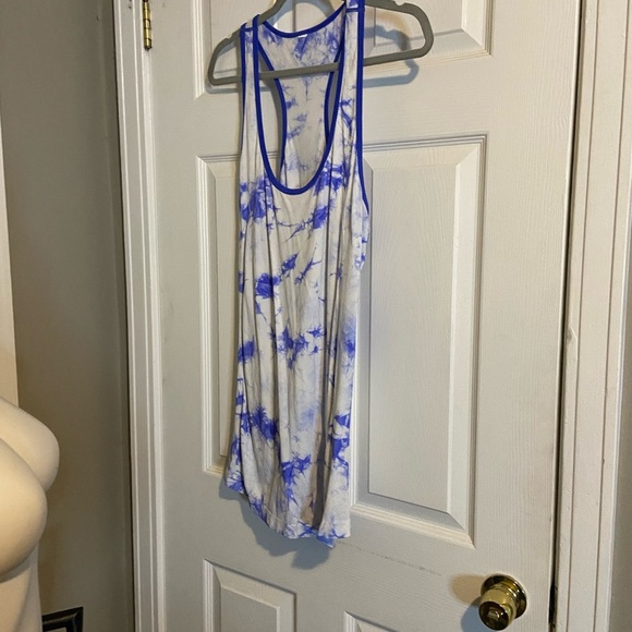 Large work out tank 
Size and brand cut out 
Measurements in photos - Picture 5 of 7